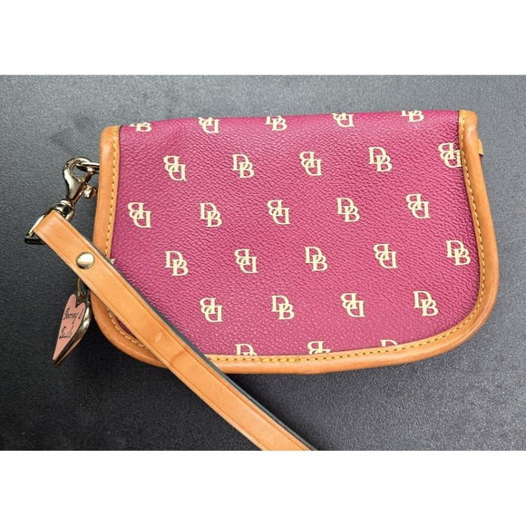 Red Authentic Dooney & Bourke DB LOGO Designer Wristlet‎ Purse With Heart Charm - Picture 2 of 5